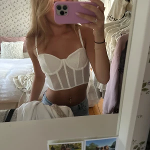 festtopp - vitt topp med glittrande detaljer⭐️🤍💫 stl xs/s, svarar snabbt vid frågor!😻😚