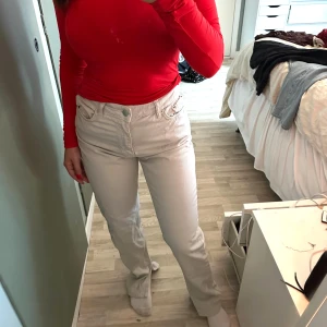 Grå jeans med slits - Aldrig använd