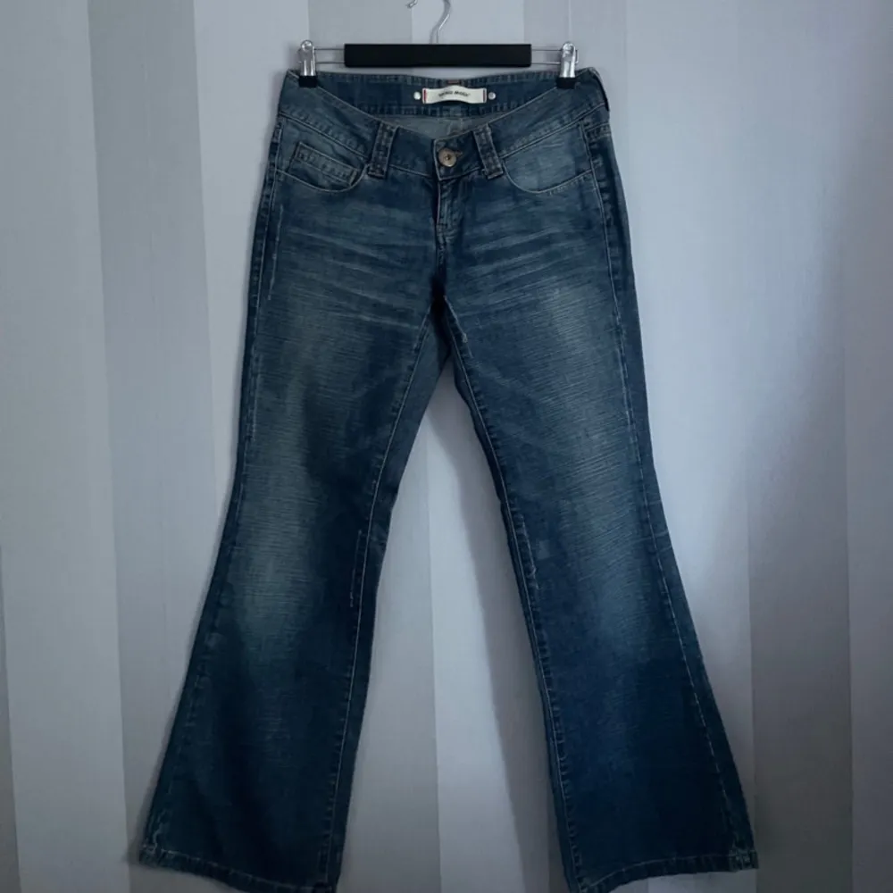 Vintage jeans från veromoda. Superbra skick. köpta på Plick för 700 kr Low waist Köpta för bara nån vecka sen. Aldrig använda då de ej passade. . Jeans & Byxor.