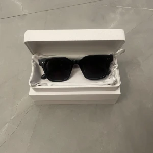 Svarta solglasögon från CHIMI - Säljer mina sparsamt använda Chimi 04.                        Pris kan diskuteras vid snabb affär. Skriv vid eventuella frågor.