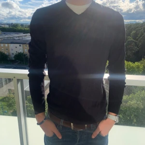 John henric crewneck - !STEAL¡ Säljer nu denna svarta John henric crewnecken, som är väldigt fräsch och stilren.  Köptes på John henric för 1299kr Den är i strl S. Skicket är 9/10 den är knappt använd. Modellen är 182 lång. Skicka gärna bud.