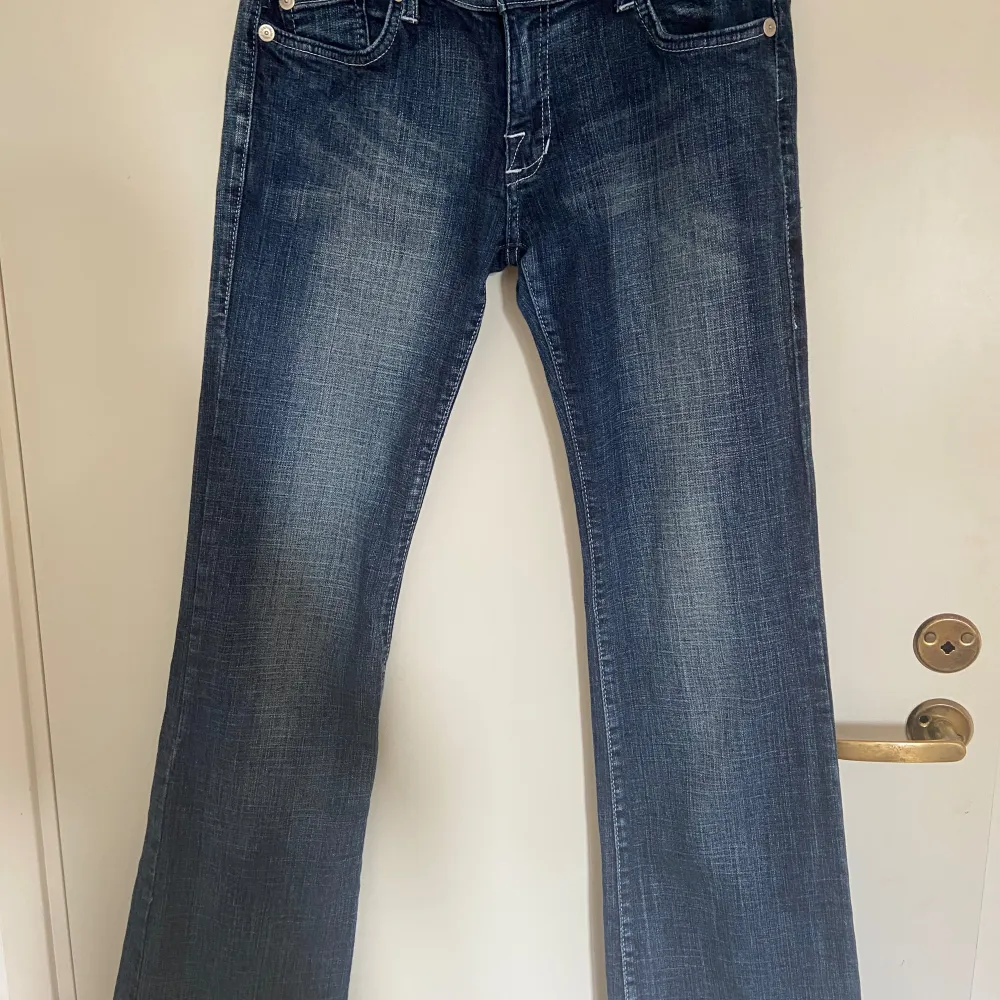 Säljer dessa super fina Victoria Beckham jeans. Pris kan diskuteras . Jeans & Byxor.