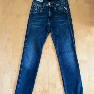 Replay anbass - Sjukt snygga replay anbass jeans. Storlek 28/32. Hör gärna av dig om du vill köpa.