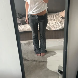 Gråa jeans - Midjemått tvärs över: 38 cm  Innerbenslängd: 80 cm  Slitningar förekommer  Går ner i pris vid snabb affär 