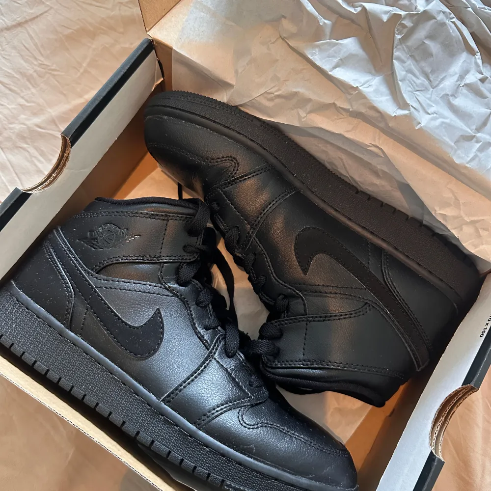 Säljer nu mina Air Jordan i storlek 37,5 då dom aldrig kommer till användning. Använda 1 gång så superfint skick. Skickas i original kartong. Kengät.