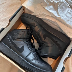 Air Jordan mid 1 (GS) - Säljer nu mina Air Jordan i storlek 37,5 då dom aldrig kommer till användning. Använda 1 gång så superfint skick. Skickas i original kartong