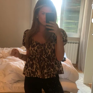 Leopard/vit blus - Säljer denna plus med knytning fram som finns i både vit och leopard färg. 