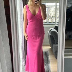 Långklänning - Sååå vacker långklänning från boohoo🥰 jag valde en anna klänning till balen, så aldrig använd! Ord pris 627kr🫶🏼