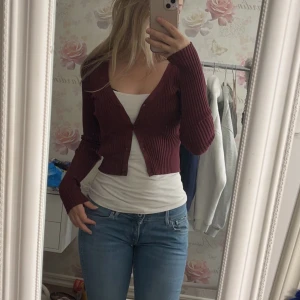 Hm kofta - Säljer denna mörkröda kofta ifrån HM som jag aldrig använt då jag glömt bort att jag äger den💓verkligen så Cute  i storlek xs
