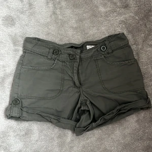 Shorts - Militär gröna shorts. De är inte strykna på bilderna. 