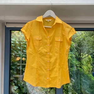 Gul blus - Jättesöt gul blus som passar bra nu till sommaren!🌸🌞 Inga tecken på använding🌟