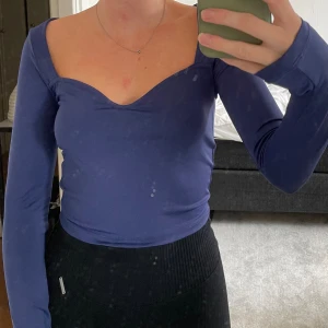 Tröja - Superfin tröja från Nelly i storlek XS, använd en gång💗 lång i armarna och har en sweetheart neckline