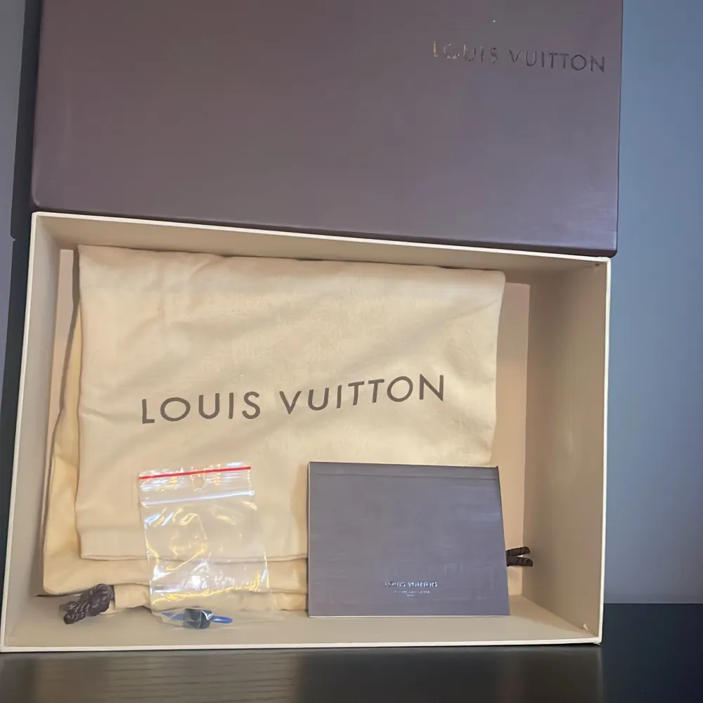 Hej! Säljer dessa väldigt unika Louis Vuitton klackar i monogram! De är endast använda 2 ggr! Köpte in dessa för runt 16k! Allting og medföljer förutom kvittot! Tveka inte på att höra av dig vid frågor! Mvh Hugo!. Skor.