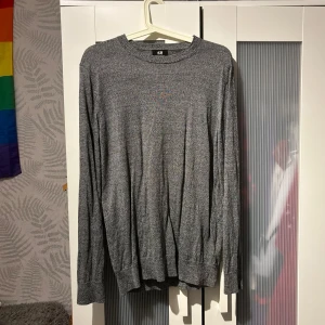 grå långärmad tröja  - tunnare grå långärmad tröja i fint skick, änvänd ett fåtal gånger. har ett ”stickat” utseende 