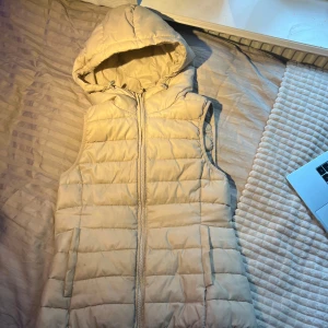 En beige väst  -  Denna väst har använts ett par gånger gånger det är inget fel på den och den har inga skador skador men säljer ändå väldigt billigt