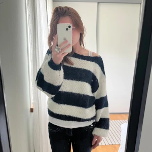 Randig stickad tröja - Randig stickad tröja från vila🤍 Är i mycket bra skick! Går att ha off shoulder eller vanligt Är i s men passar även xs Frakt ingår ej i pris