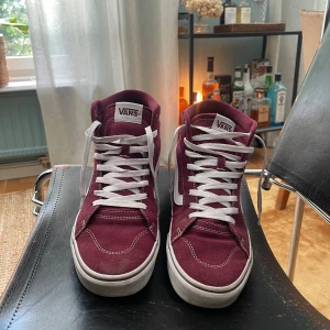 Vinröda höga vans - Super snygga vans i super skick, skokartongen finns inte kvar tyvärr.