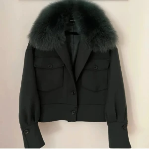 Meotine Charlie jacka/kappa - Skitsnygg meotine Charlie jacka alla knappar är kvar den är i mycket bra skick i storlek XS/S Det går att köpa med köp nu skriv innan! 