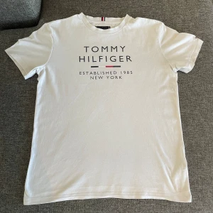 Vit Tommy hilfiger  - En soft tröja i bra skicka 