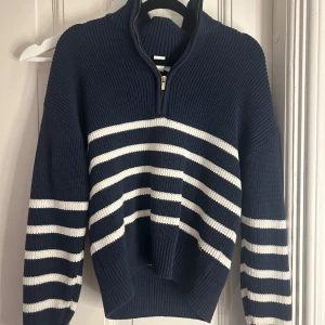 Stickad tröja - Randig stickad tröja/zip up ifrån holly & whyte/Lindex nästan aldrig använd i toppskick 