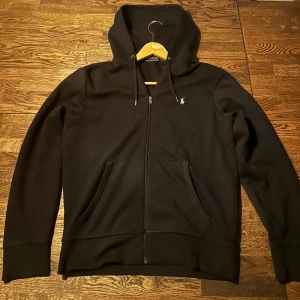 Ralph lauren zip - Säljer en svart Ralph Lauren zip som passar för storlek S och M. Den är i bra skick. För fler frågor är det bara att höra av er!