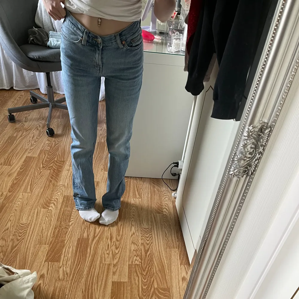 Säljer dessa jeans från weekday i modellen ”twig” då de inte längre kommer till användning🥰 storlek 26/32 och är lite långa till mig som är runt 160 cm💕. Jeans & Byxor.