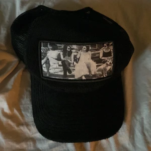 Velvet keps - Keps från märket Emilio Pendenza, i materialet velvet. Går att justera storlek. Nypris 400kr