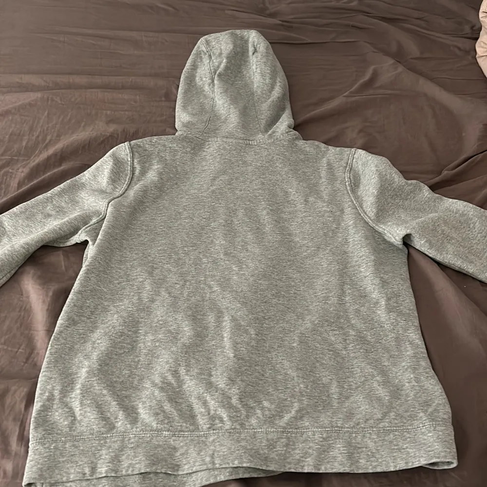 Säljer min fina hoddie från Nike i storlek 170. Ganska använd men bara nån timme varenda gång den används. Hoodies.