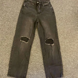Jeans - Svarta jeans från Gina tricot i storlek 38/M 