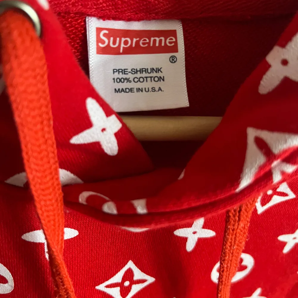 Helt ny, oanvänd, LV Supreme hoodie i stl XXL. . Hoodies.