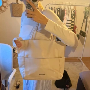 Beige handväska från Björn Borg - En fin handväska från Björn Borg. köpt secondhand och är jättefin !! har en liten skavank men inget som man märker🙏🙏💗