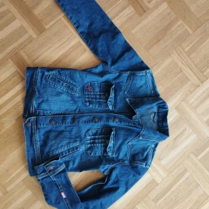Jeansjacka  - Kortare modell. Gullig detalj med hjärta. 