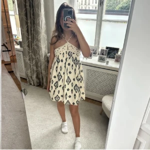 Zara klänning - (inte mina bilder!!)  säljer min fina fina zara klänning eftersom den inte kommer till användning något mera. använd ca 2 gånger men inget synligt!💗 vid fler frågor är det bara att skriva!