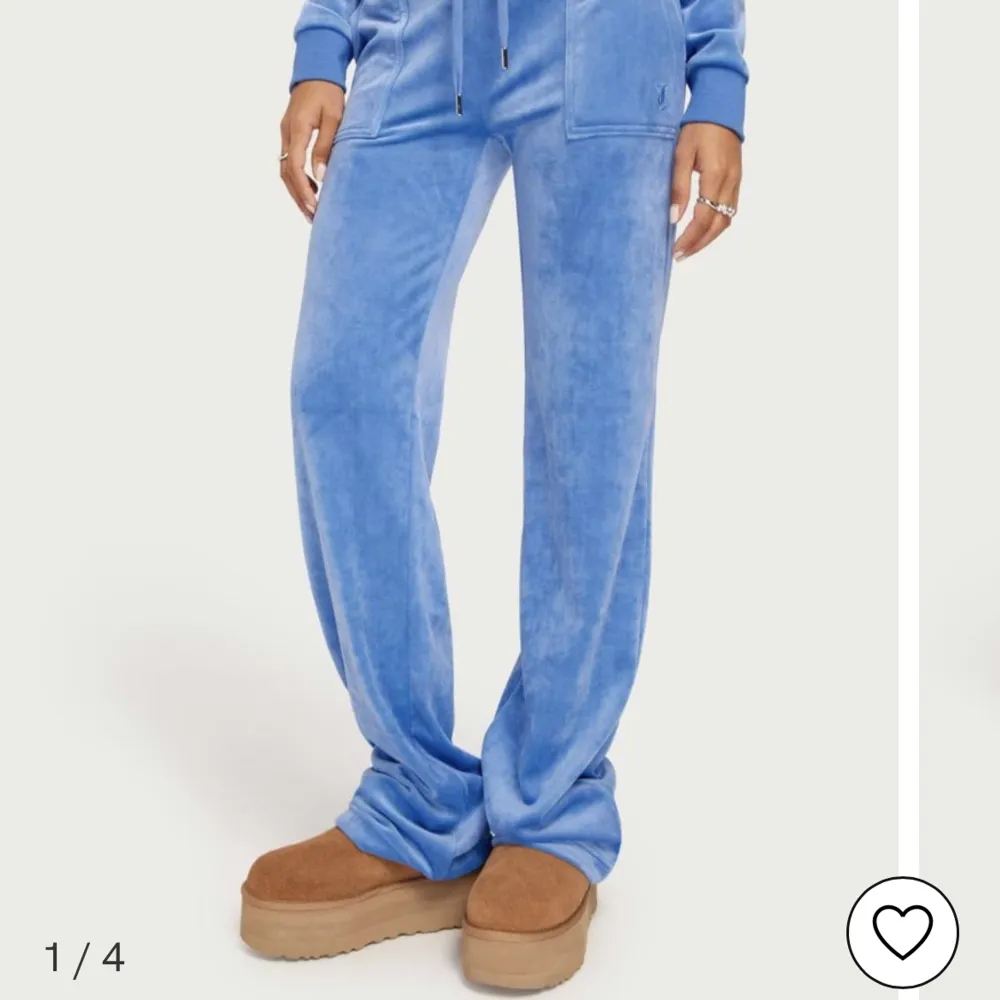 Säljer mina blåa juciy byxor som är i jätte bra skick helt oanvända. Säljer pågrund av att dom är för stora för mig.. Jeans & Byxor.