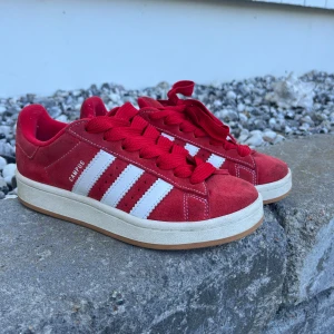 Adidas campus 00 röd - Säljer mina adidas campus sneakers då dom inte längre kommer till användning. Det är storlek 38 och är köpta för 1250kr