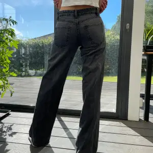 Askgråa low waist jeans från Morel Rocks!⭐️ Strl W24 L34 som sitter tight på mig med vanligtvis 34. Jag är 173cm. Innerbenslängd: 78cm Tveka inte att skriva vid frågor/funderingar❤️! Köpare står för frakt. Sänker pris vid snabbt köp☺️