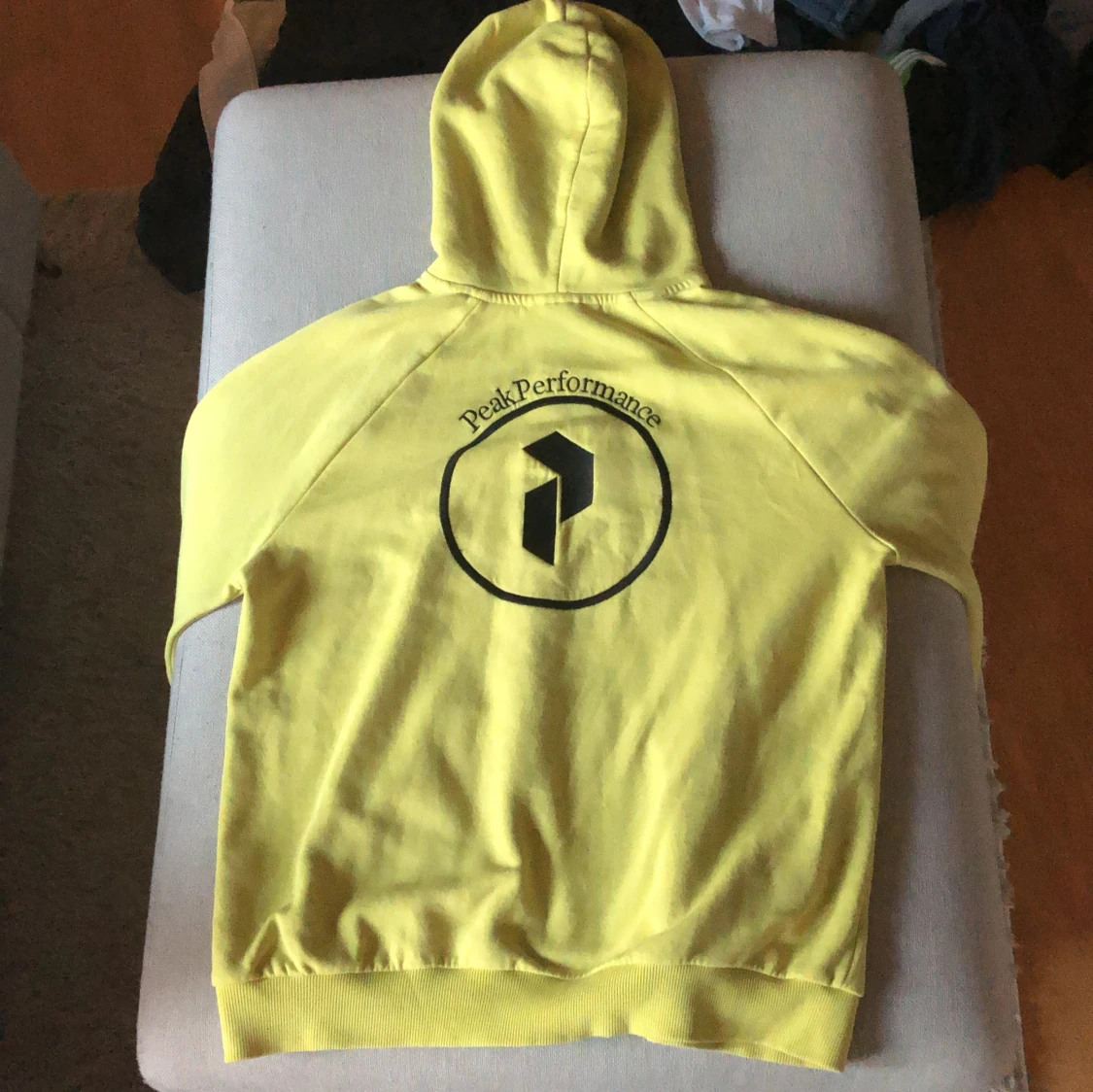 Gul hoodie från Peak Performance - 90