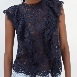 Topp - Skitsnygg topp från zara. Nyskick och bara använd några gånger. Men kommer inte till användning längre. Skriv för fler bilder, pris kan diskuteras💕