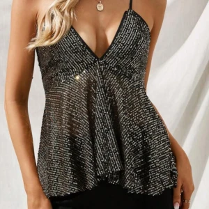 festtopp  - Glittrig topp med öppen rygg, har endast använt den en gång och toppen har inga defekter 🤍