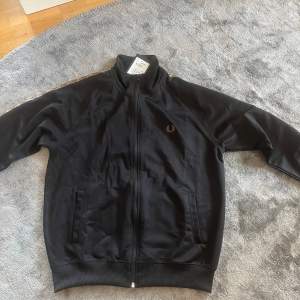 Tja! Säljer nu min helt oanvända fred Perry zip tröja. Köptes på nk för 1500kr och har aldrig använt den. Det är en M men passar S