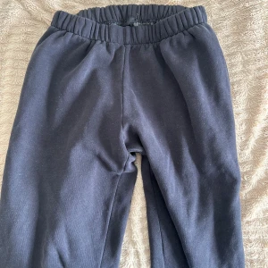 Mjukis byxor - Jätte nice mys byxor från Brandy Melville i färgen navy blue🌟 sparsamt använda så i mycket gott skick! Vid frågor kontakta mig privat💙