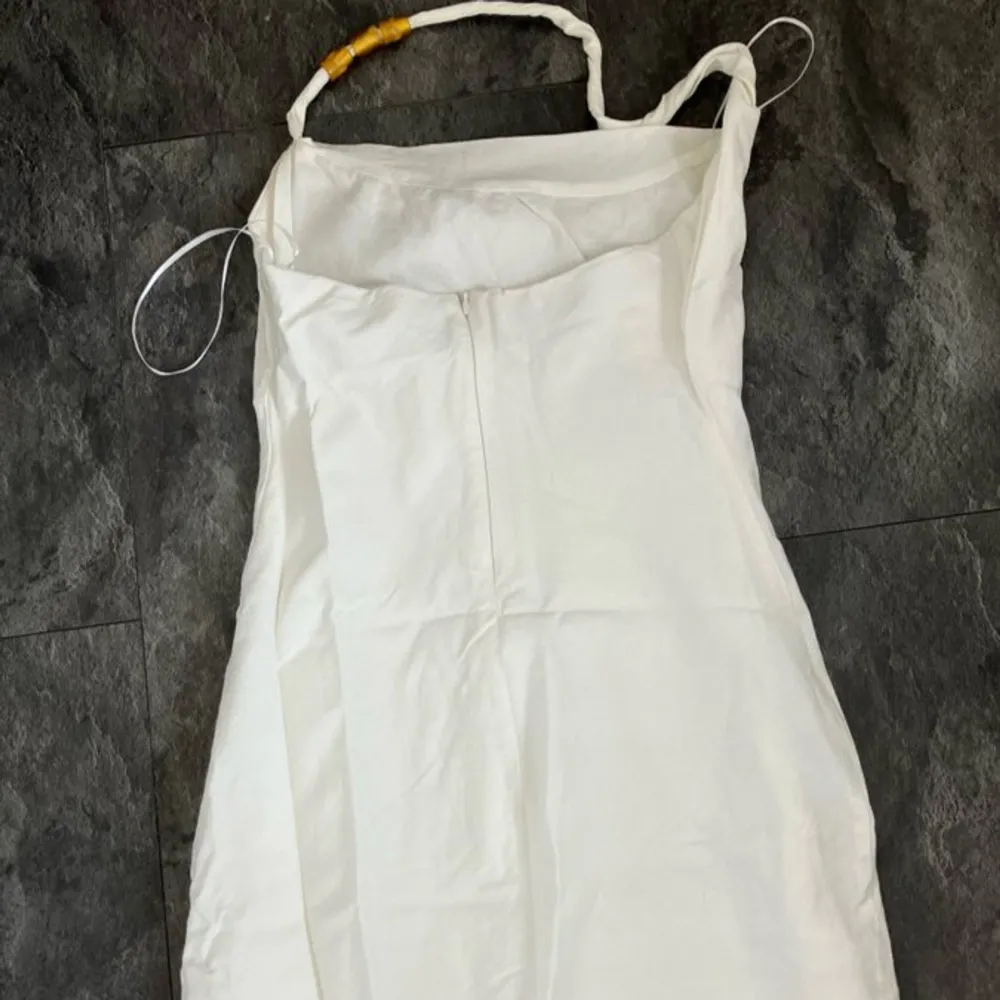 Såå fin klänning från zara som tyvärr inte kommer till användning, storlek S. Passar även xs. Köp direkt för 100kr. Bra skick🤩. Mekot.