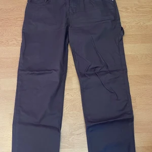 Jaded London byxor  - Säljer ett par byxor från Jaded London i skinnimitation. De är bruna och i storlek W36. Modellen är skate fit och från herravdelningen. 