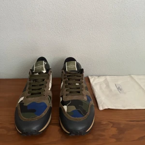 Valentino rockrunner  - ett psr sjukt snygga helt nya rockrunners i storlek 42 med riktigt sköna blåa detaljer! Nästintill aldrig använda,  hör gärna av er vid intresse!🙌🏽🙌🏽