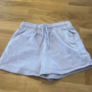 Mjukisshorts barnstorlek  - Ljuslila Mjukisshorts från Lager 157. Högmidjade och storlek XS. Bra skick