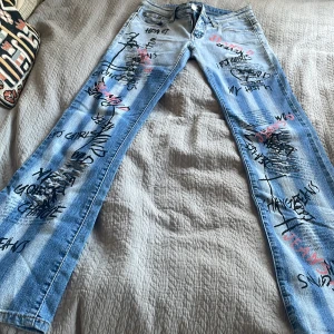 Lågmidjade jeans  - Unika färgglada jeans stl 5 motsvarar 36. Inköpta på Plick i vintras, ej använda sedan dess då de inte passar.
