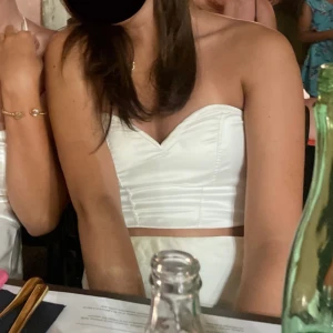 Superfin vit topp - Superfin vit festtopp. Från Gina, endast använd fåtal gånger