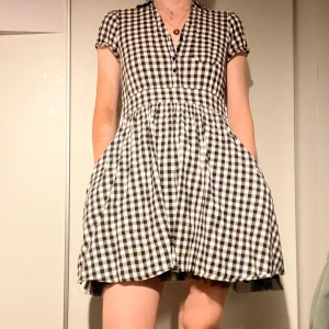 Rutig klänning - Svart vit rutig miniklänning. Har fickor! Är köpt på 2nd hand men har inga defekter. Det finns lite tyll under kjolen för ett fylligare utseende. Behöver strykas ibland 💕Pris kan diskuteras ✉️