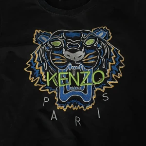 Kenzo tröja - Den är i bra skick vill bli av med den för den ej passar mig längre den är storlek xl men passar m 