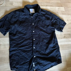 Skjorta - Skön Lager157 skjorta använd väldigt lite den är skrynklig i bilden men det är bara att stryka den så blir den bra skriv om du har några funderingar eller vill ha fler bilder 